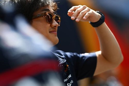 海でゆっくりクルージング、それともレース三昧？　角田裕毅は日本に帰省｜F1ドライバーの夏休みまとめ