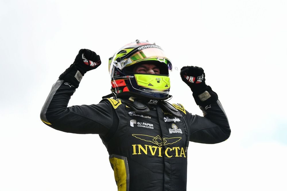 Race winner Leonardo Fornaroli, Invicta Racing