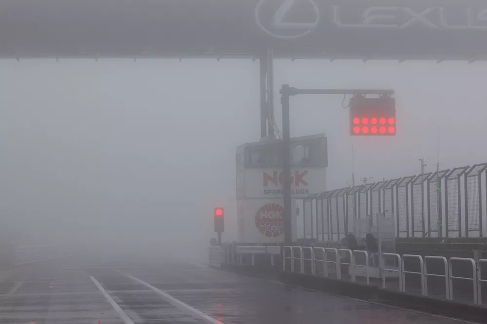 霧に覆われたサーキット