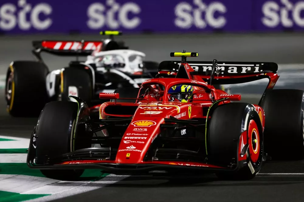Oliver Bearman, Ferrari SF-24, Nico Hulkenberg, Haas VF-24