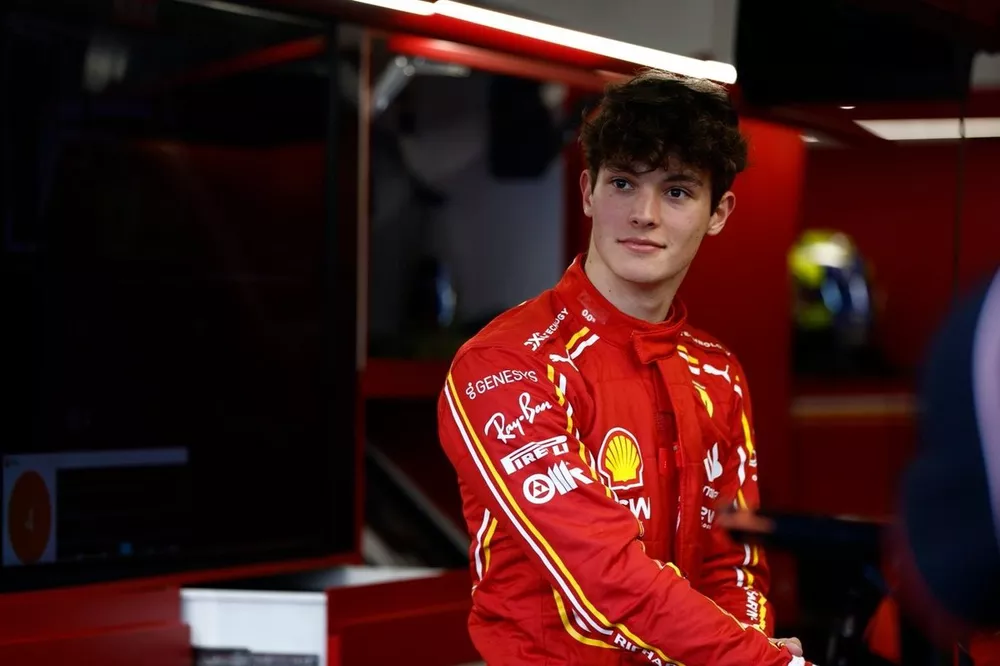 Oliver Bearman, Scuderia Ferrari, en el garaje 