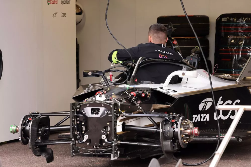 Mec&aacute;nicos de Mitch Evans, Jaguar Racing, Jaguar I-TYPE 6