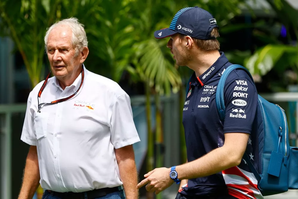 Max Verstappen, Red Bull Racing, Helmut Marko, Consultor, Red Bull Racing, llegan a la pista 