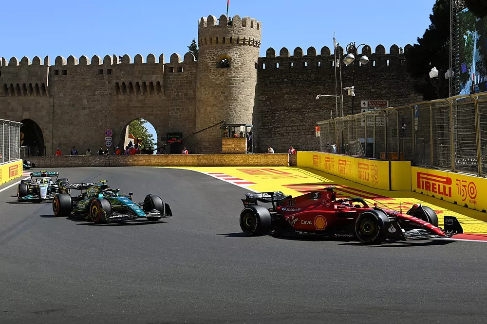 Charles Leclerc, Ferrari F1-75, Sebastian Vettel, Aston Martin AMR22, Lewis Hamilton, Mercedes W13