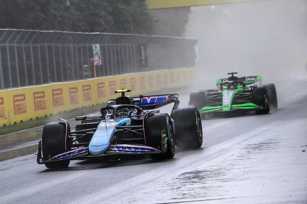 Pierre Gasly, Alpine A524, Valtteri Bottas, Stake F1 Team Kick Sauber C44