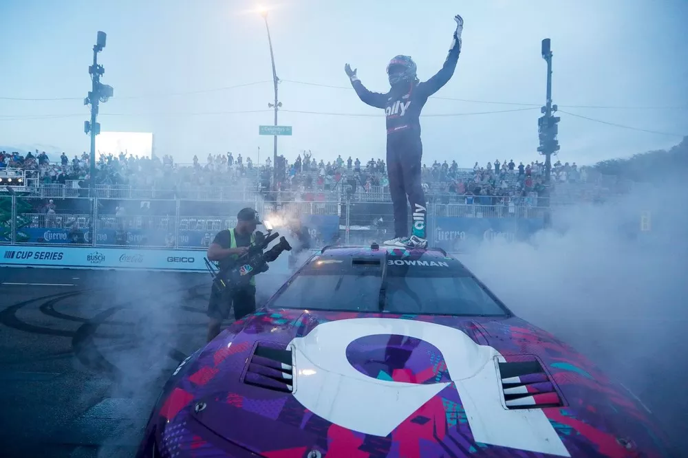 Race winner Alex Bowman, Hendrick Motorsports, Ally Chevrolet Camaro