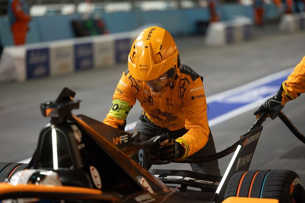 A NEOM McLaren Formula E Team mechanic Fast Charges the car of Sam Bird, NEOM McLaren Formula E Team, e-4ORCE 04 