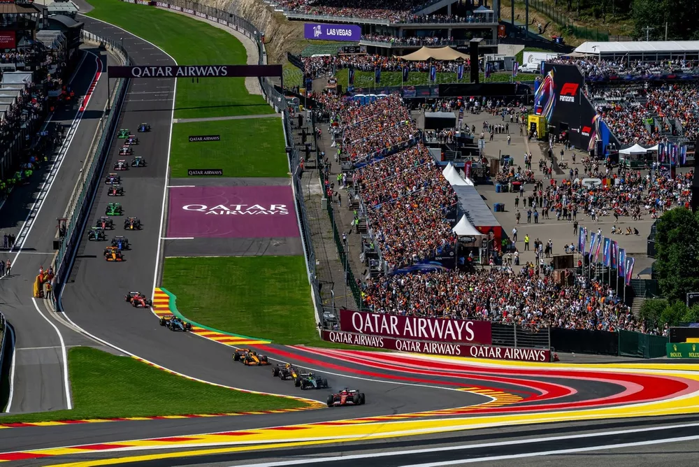 Charles Leclerc, Ferrari SF-24, Lewis Hamilton, Mercedes F1 W15, Sergio Perez, Red Bull Racing RB20, Oscar Piastri, McLaren MCL38, de rest van het veld bij de start