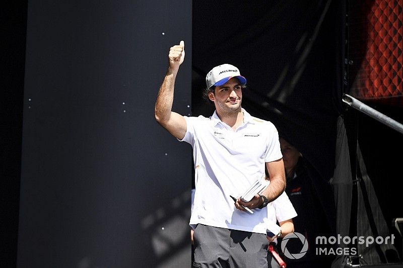 Carlos Sainz Jr., McLaren en el escenario en la Fan Zone