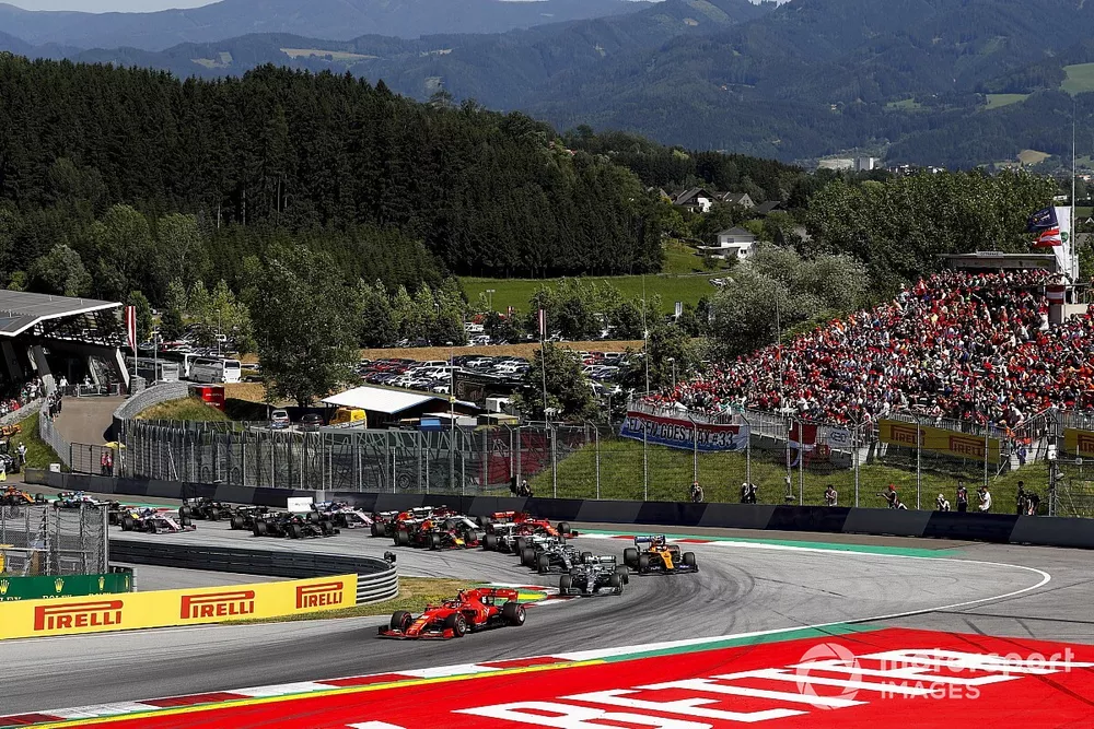 Charles Leclerc, Ferrari SF90, voor Valtteri Bottas, Mercedes AMG W10, Lando Norris, McLaren MCL34, Lewis Hamilton, Mercedes AMG F1 W10, Kimi Raikkonen, Alfa Romeo Racing C38, and the rest of the field at the start