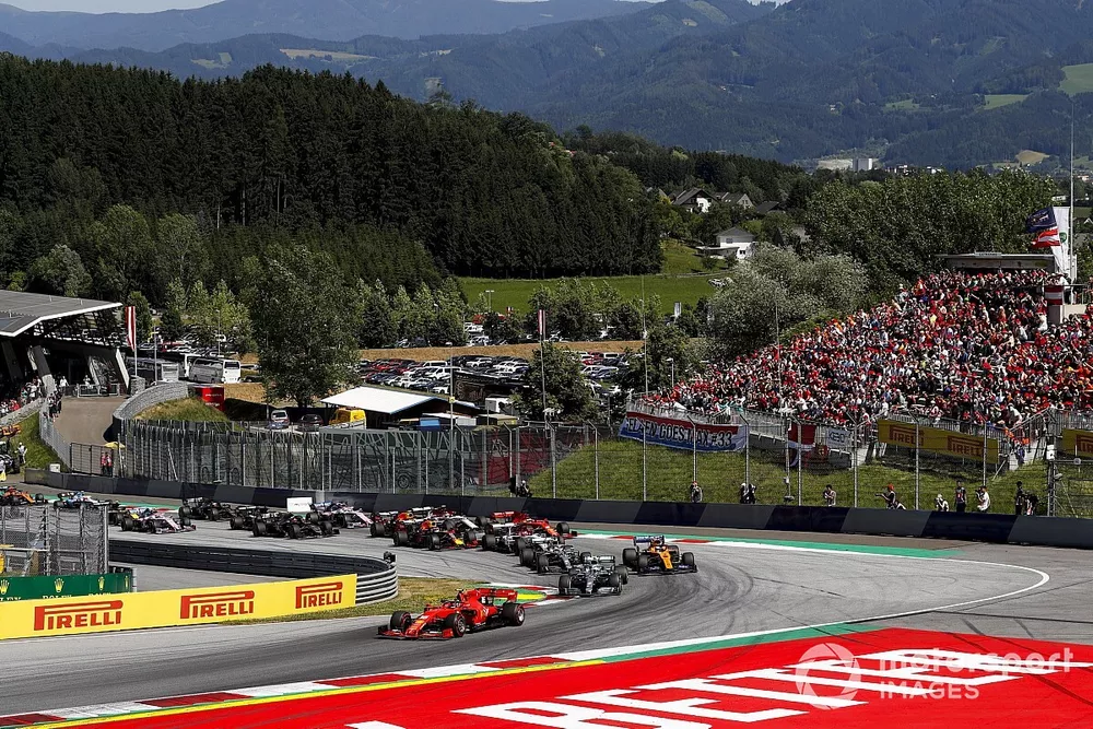 Charles Leclerc, Ferrari SF90, devant Valtteri Bottas, Mercedes AMG W10, Lando Norris, McLaren MCL34, Lewis Hamilton, Mercedes AMG F1 W10, Kimi Raikkonen, Alfa Romeo Racing C38, et le reste du plateau au d&eacute;part