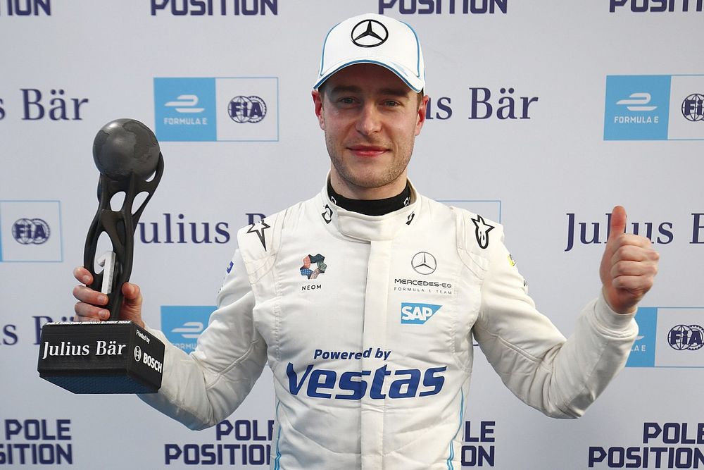 Stoffel Vandoorne, Mercedes Benz EQ, with the Pole Position award