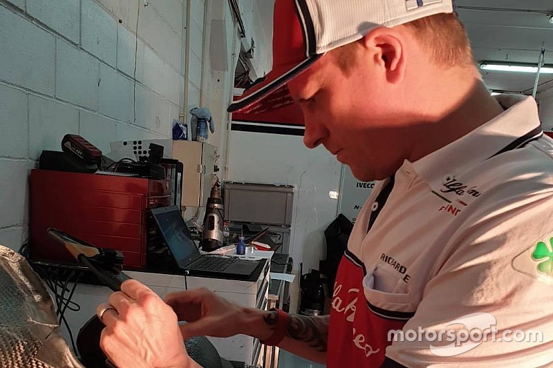 VIDEO: Kimi repara el asiento de su auto de F1