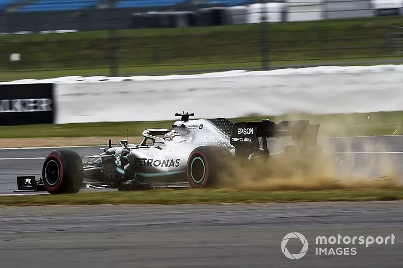 Lewis Hamilton, Mercedes AMG F1 W10, sort de la piste