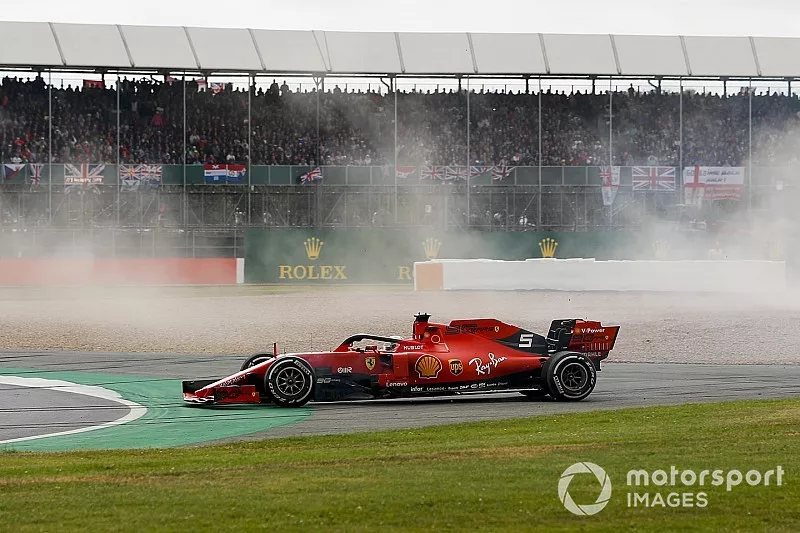 Sebastian Vettel, Ferrari SF90 apr&egrave;s avoir percut&eacute; Max Verstappen, Red Bull Racing RB15