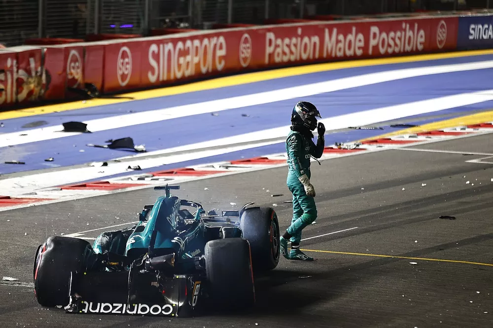 Lance Stroll, Aston Martin AMR23, se aleja de su coche gravemente da&ntilde;ado tras un accidente al final de la Q1.