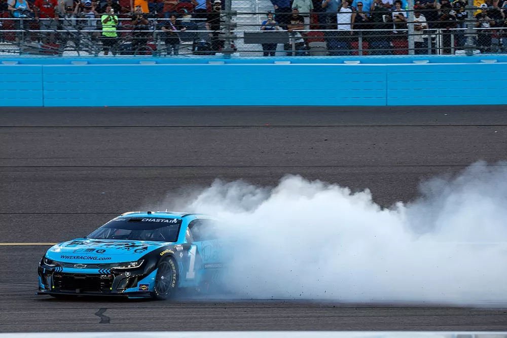 Ross Chastain, Trackhouse Racing, Worldwide Express Chevrolet Camaro, burnout