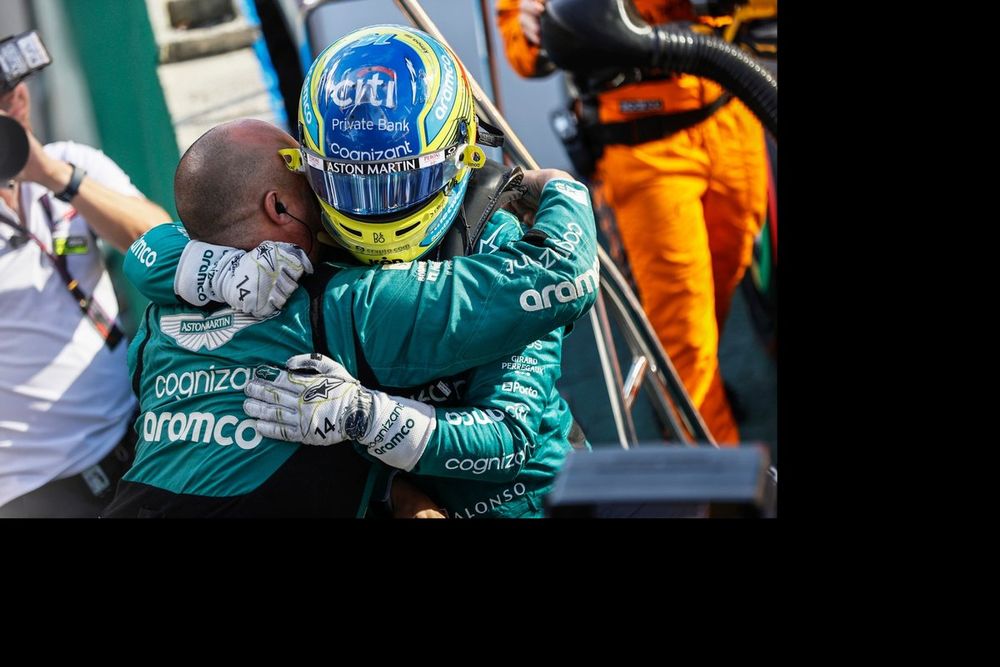 Fernando Alonso, Aston Martin F1 Team, 3&ordf; posici&oacute;n, celebra con un compa&ntilde;ero de equipo su llegada al Parc Ferme