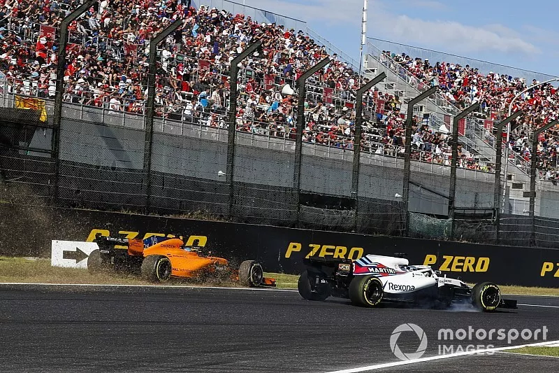 Fernando Alonso, McLaren MCL33, sale de la pista detr&aacute;s Lance Stroll, Williams FW41 