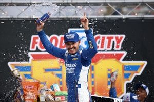 NASCAR Cup Bristol - Kyle Larson, imparable en una dominante victoria