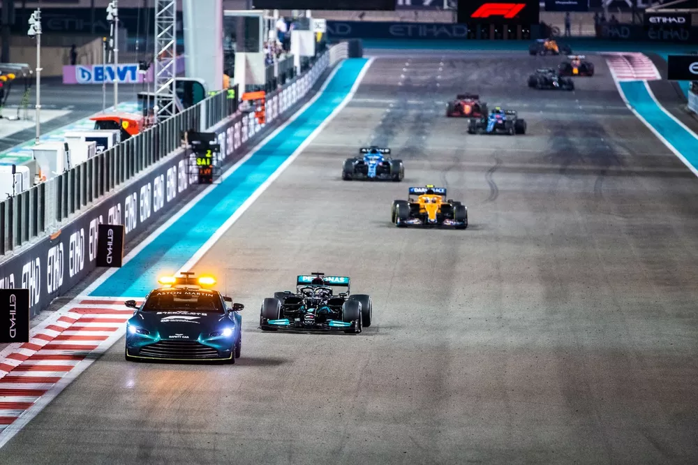 The Safety Car leads Lewis Hamilton, Mercedes W12, Lando Norris, McLaren MCL35M, Fernando Alonso, Alpine A521, and the rest of the field