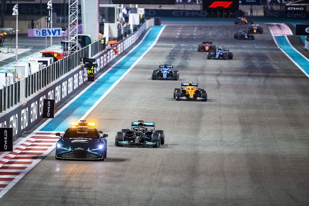 The Safety Car leads Lewis Hamilton, Mercedes W12, Lando Norris, McLaren MCL35M, Fernando Alonso, Alpine A521, and the rest of the field