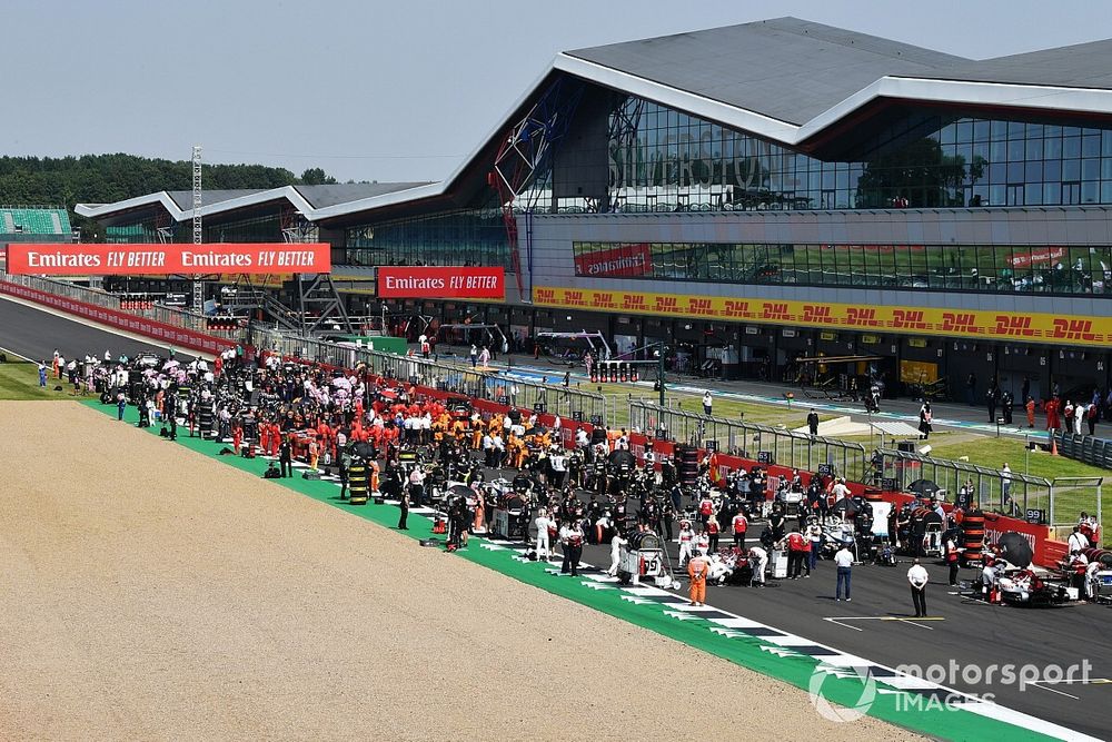 Una vista panorámica de la parrilla de salida. Kimi Raikkonen, Alfa Romeo Racing C39 y Antonio Giovinazzi, Alfa Romeo Racing C39 salen en la parte trasera