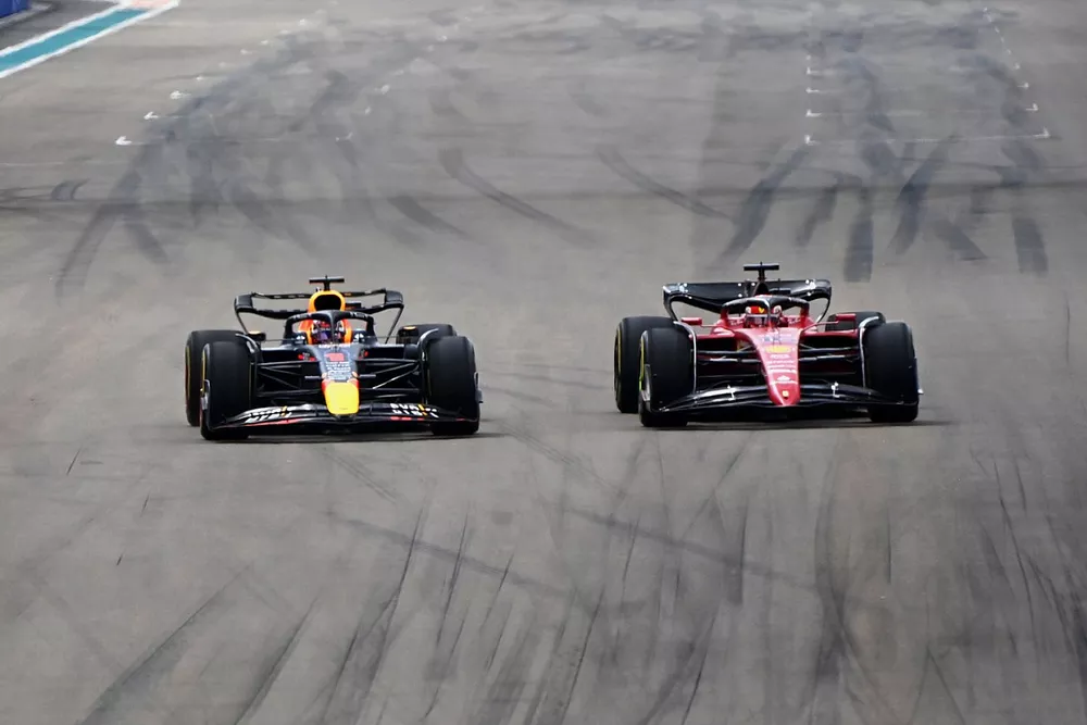 Max Verstappen, Red Bull Racing, adelanta a Charles Leclerc, Ferrari