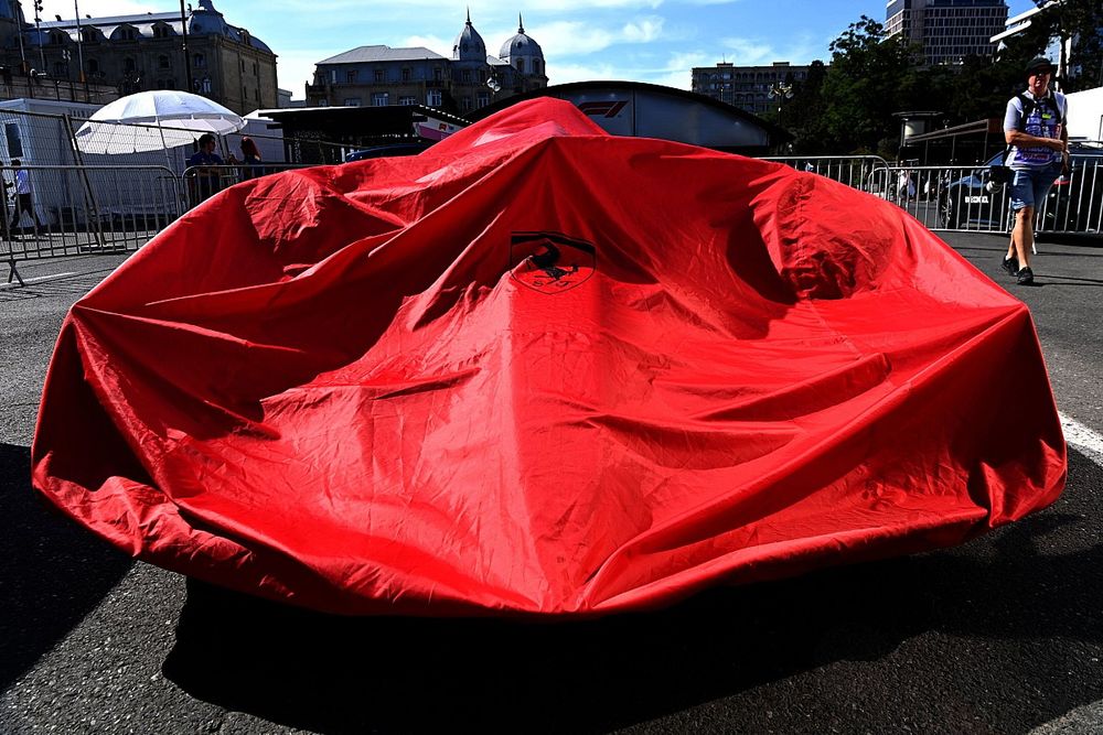 El coche de Carlos Sainz, Ferrari F1-75, bajo una cubierta