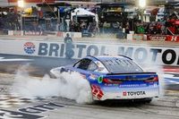 NASCAR Cup: Hamlin gana en Bristol una carrera marcada por los neum&aacute;ticos