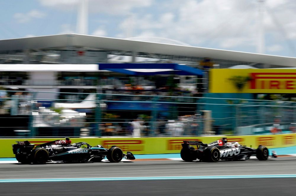 Kevin Magnussen, Haas VF-24 Lewis Hamilton, Mercedes F1 W15 