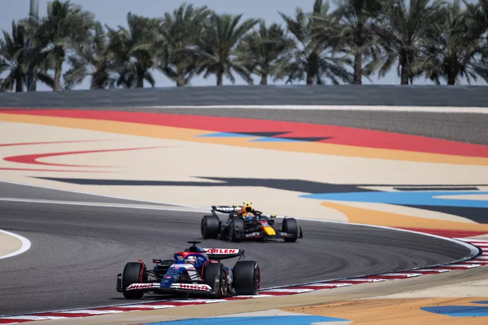 Daniel Ricciardo, RB F1 Team VCARB 01 et Sergio Perez, Red Bull Racing RB20