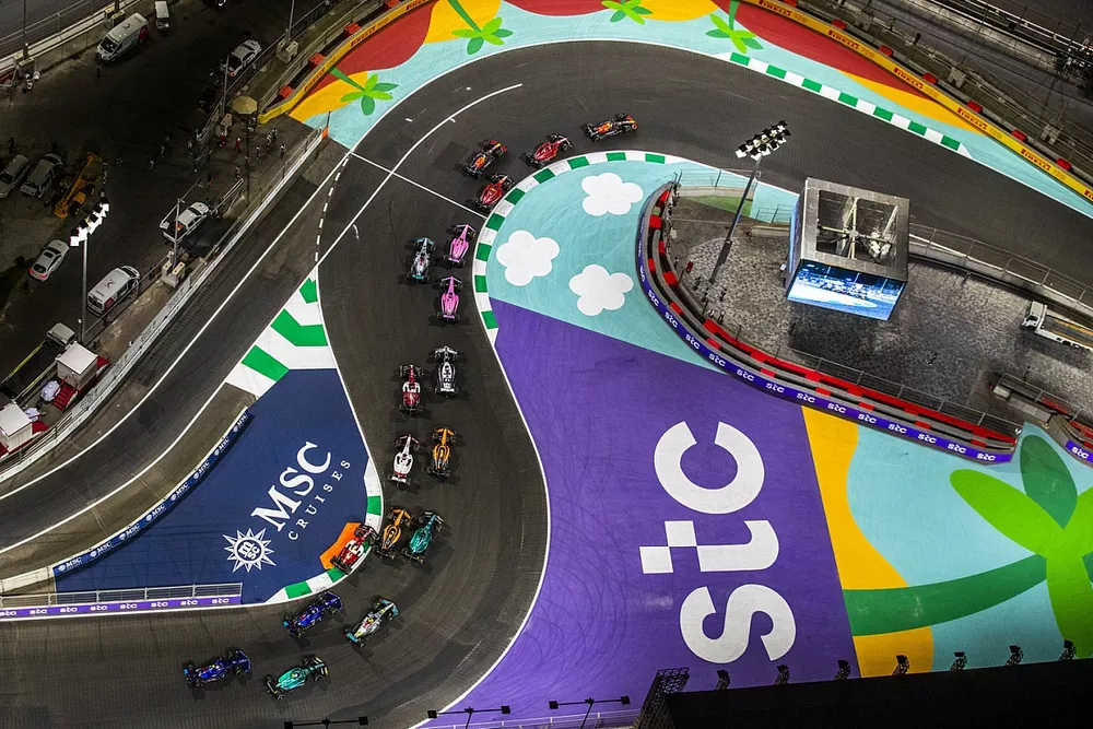 Sergio Perez, Red Bull Racing RB18, Charles Leclerc, Ferrari F1-75, Max Verstappen, Red Bull Racing RB18, leidt het veld in de openingsronde.