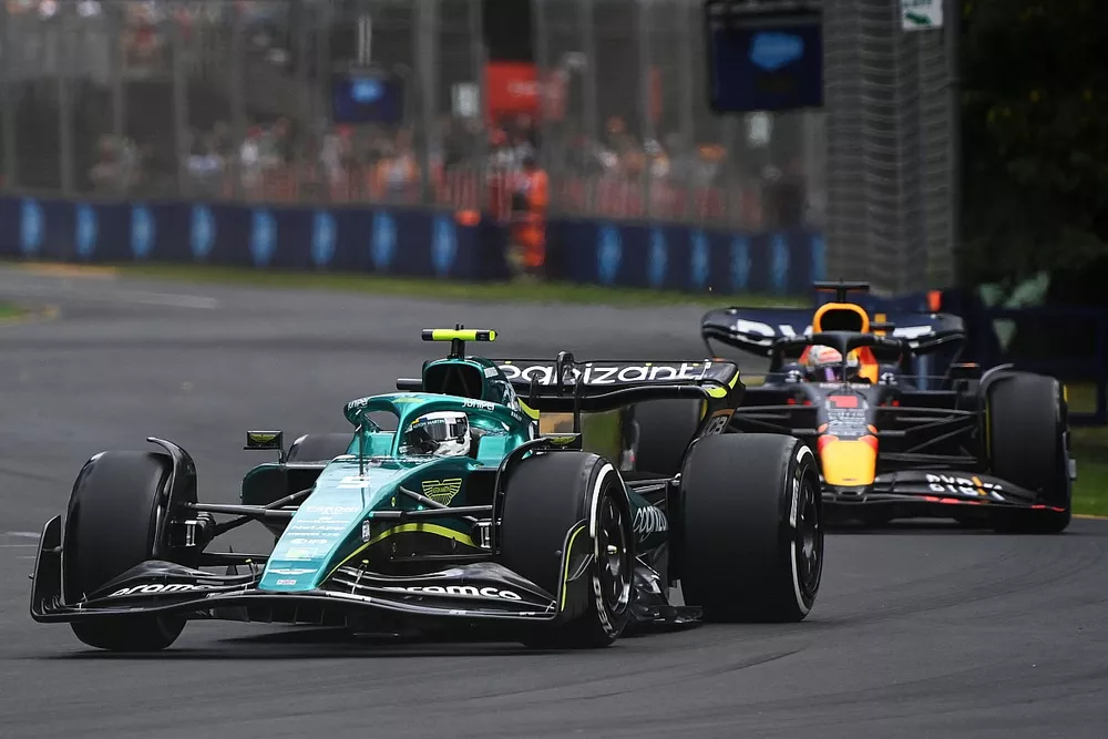 Sebastian Vettel, Aston Martin AMR22, Max Verstappen, Red Bull Racing RB18