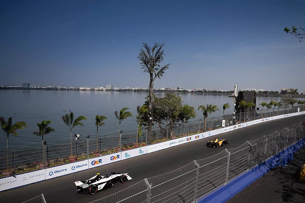 Rene Rast, NEOM McLaren Formula E Team, e-4ORCE 04, Sam Bird, Jaguar Racing, Jaguar I-TYPE 6