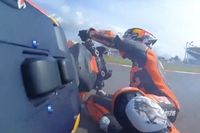 V&iacute;deo: Acosta, al suelo cuando luchaba por ganar la sprint en Mandalika