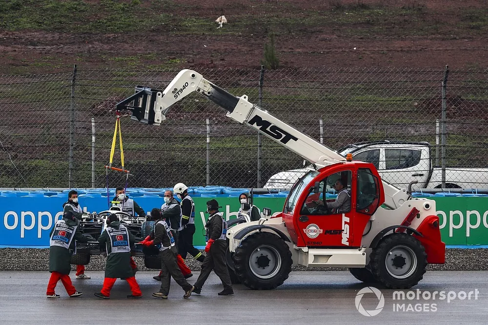 Los oficiales retiran el coche de Lando Norris, McLaren MCL35, del circuito