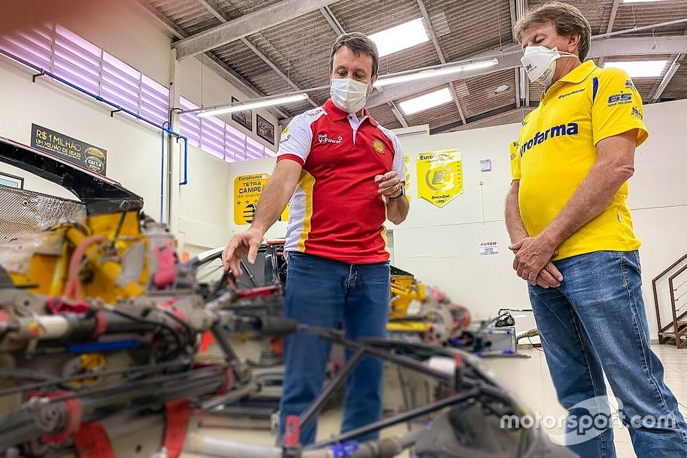 Laborda e Meinha verificam um dos carros do time