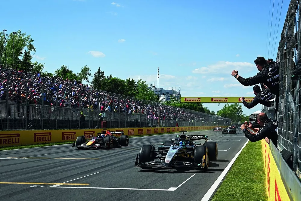 George Russell, Mercedes AMG Petronas F1 Team W16, Max Verstappen, Red Bull Racing RB21