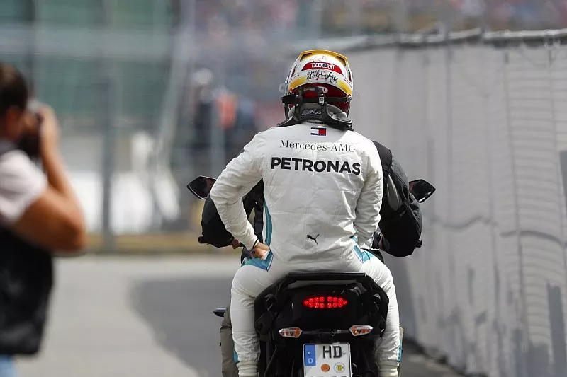 Lewis Hamilton, Mercedes AMG F1, vuelve al box tras su aver&iacute;a en Q1