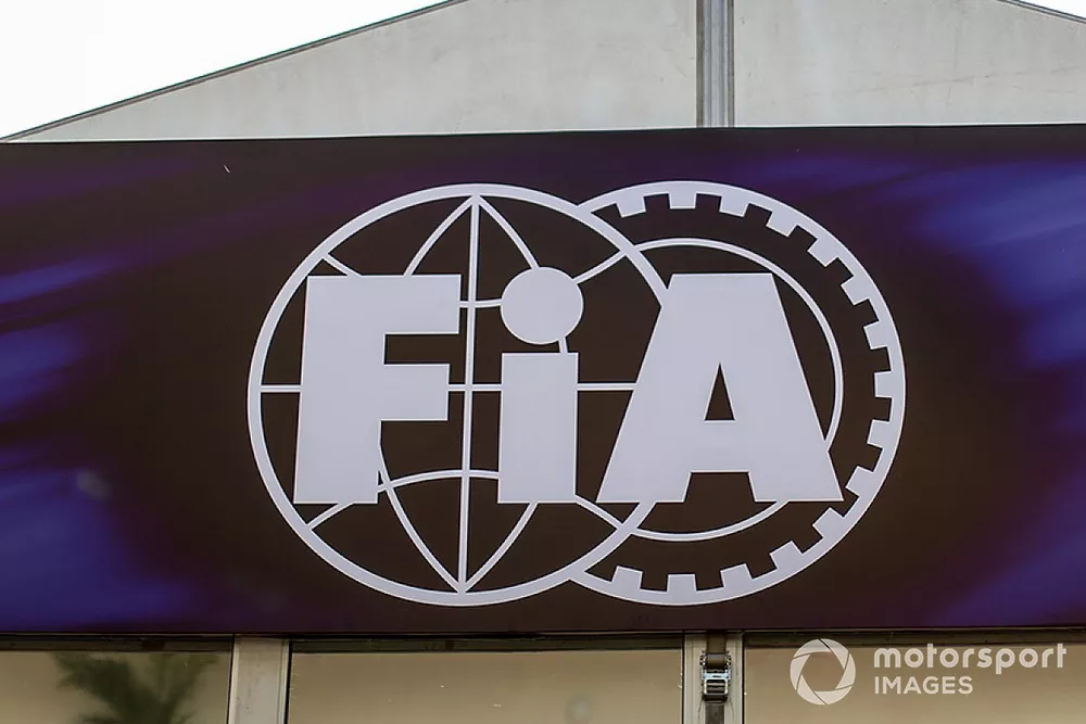 Logo FIA nel paddock