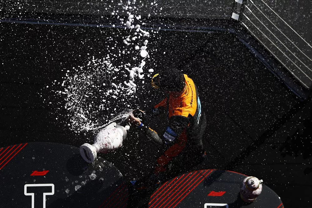 Podio: segundo lugar Lando Norris, McLaren y el trofeo roto de Max Verstappen, Red Bull