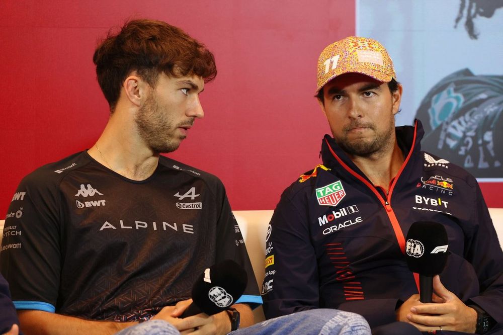 Sergio Pérez, Red Bull Racing y Pierre Gasly, Alpine F1 Team en la rueda de prensa 
