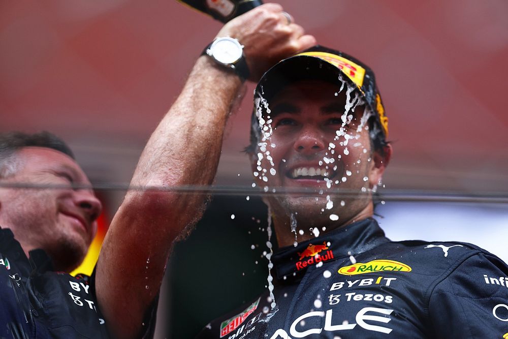 Podio: El ganador Sergio P&eacute;rez, Red Bull Racing