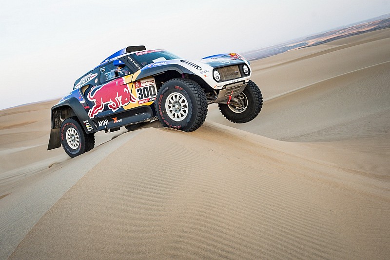Sainz cae en una zanja y pierde opciones en el Dakar 2019