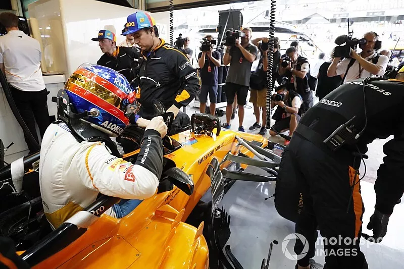 Fernando Alonso, McLaren MCL33, monte dans sa voiture dans le garage