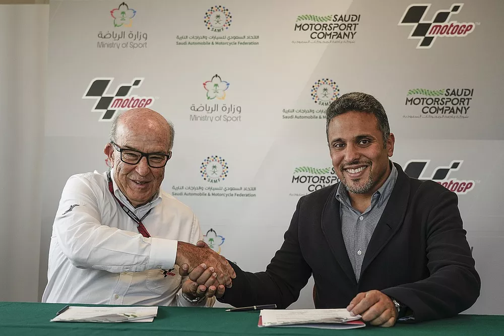 Carmelo Ezpeleta, Dorna CEO con il Principe Khalid Bin Sultan Al Abdullah Al-Faisal, Presidente della Saudi Automobile e Motorcycle Federation (SAMF) e la Saudi Motorsport Company (SMC)