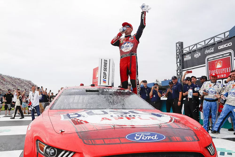 Ganador de la carrera Kevin Harvick, Stewart Haas Racing, Ford Mustang