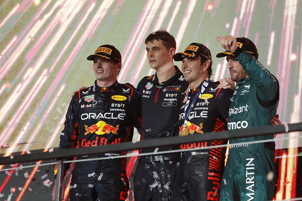 Podio: segundo lugar Max Verstappen, Red Bull Racing, ganador Sergio P&eacute;rez, Red Bull Racing y tercer lugar Fernando Alonso, Aston Martin F1 Team
