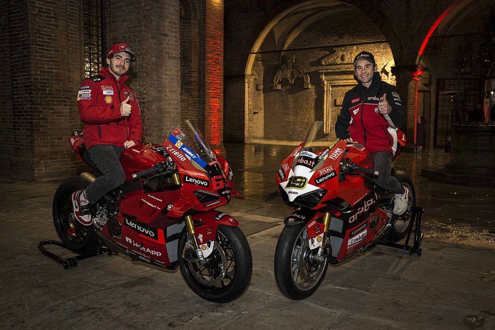 Francesco Bagnaia y Álvaro Bautista con la Ducati Panigale V4 Limited edition